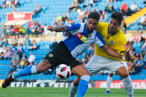 Jugadores del Hércules y el Baleares disputan un balón en un momento del partido entre ambos equipos en el Rico Pérez. Foto: Hércules CF
