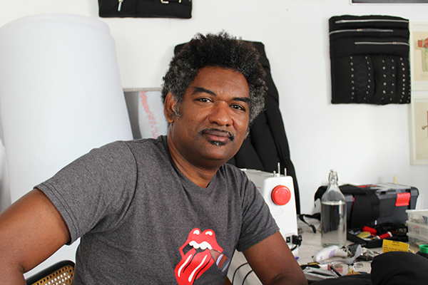 Elio Rodríguez en su casa estudio de Elche. Foto: SONIA MARCO.
