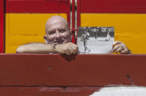 Luis Miguel Sánchez con la foto de portada de su libro cuyo autor es Pepe Soto. FOTO: PEPE SOTO.