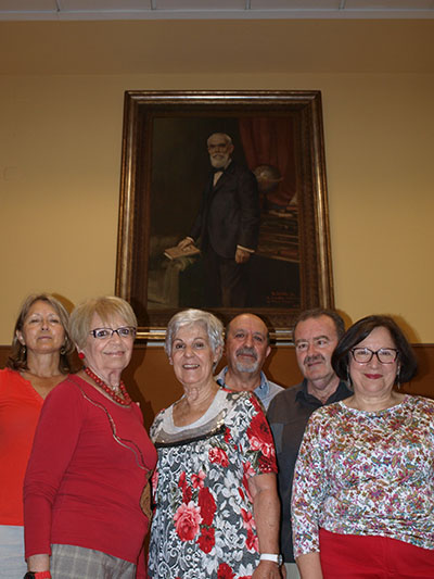 Pilar Altamira y membros de MAYMECO bajo el cuadro de su abuelo Rafael Altamira, en la SEU de Alicante de la UA. Foto: MAYMECO