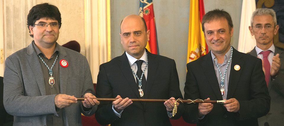De izquierda a derecha: Miguel Ángel Pavón, Gabriel Echávarri y Natxo Bellido comparten la vara de mando de la ciudad. Foto: facebook