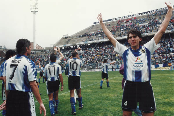 Jugadores del Hércules en el campo tras un partido de la temporada 1996. Foto: Archivo fotográfico de La Verdad