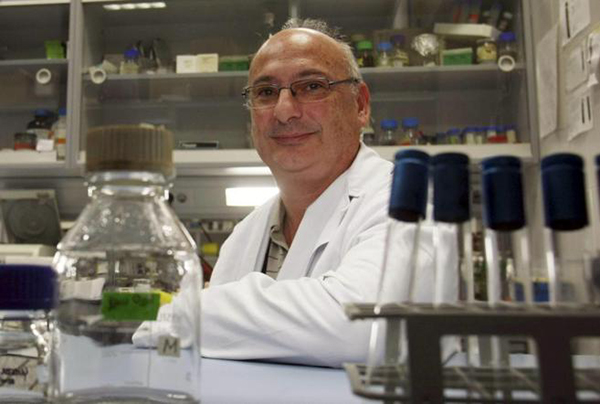 Francis Mojica en su laboratorio de la Universidad de Alicante. Foto: Universidad de Alicante.