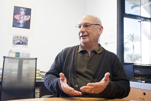 Francis Mojica, en su despacho de la Universidad de Alicante. Foto: JOAQU&Iacute;N P. REINA