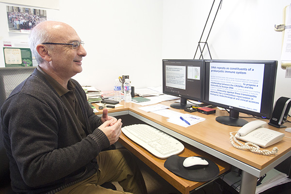 Francis Mojica muestra el mensaje que envió a la revista "Nature" anunciando su descubrimiento. Foto: JOAQUÍN P. REINA