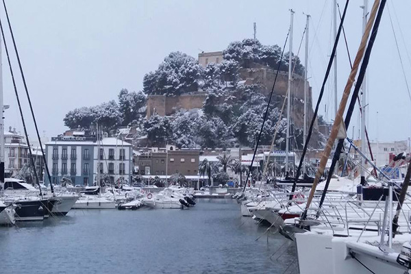 Puerto y Castillo de Dénia nevados por el intenso temporal.