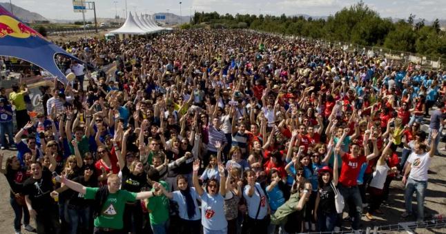 Asistentes a una fiesta de botellón en la UA.