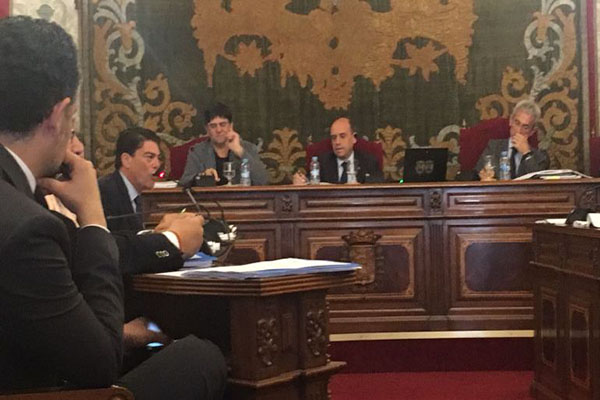 Momento del Pleno Municipal donde Echávarri readmite a la interina despedida. Foto: cadena ser alicante