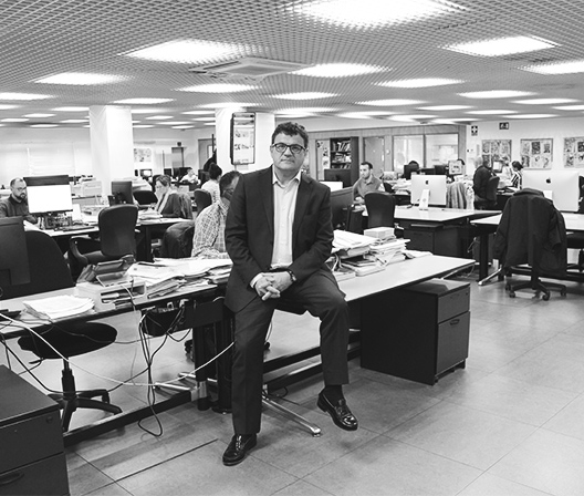 Toni Cabot, director del "Información", en el centro de la redacción del diario alicantino. Foto: REDACCIÓN HdL