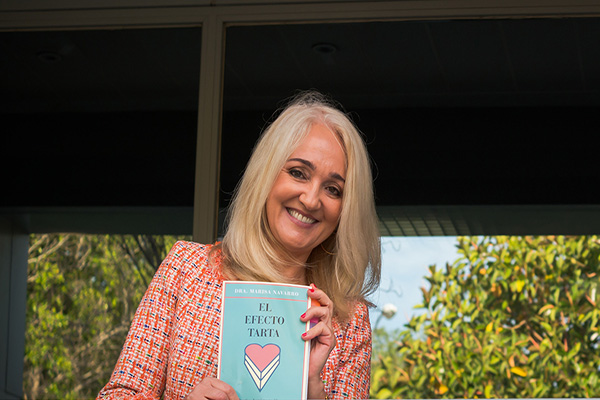 Marisa Navarro, psicoterapeuta, con su libro "El efecto tarta". Foto: editorial Libros Cúpula