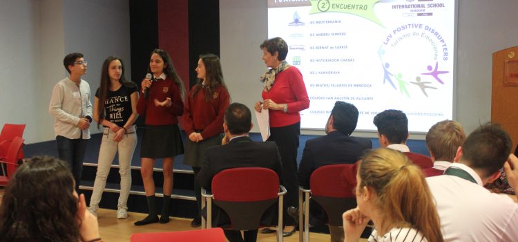 Alumnos adolescentes exponen su propuesta. Foto: educacionon.com