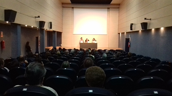 Imagen de la presentación del documental con Florencia Davidzon (Centro de la mesa), el periodista Jordi Sánchez Navas (Derecha) y la documentalista ganadora de un Goya Pilar Pérez Solano (Izquierda). Foto: Redacción HdL
