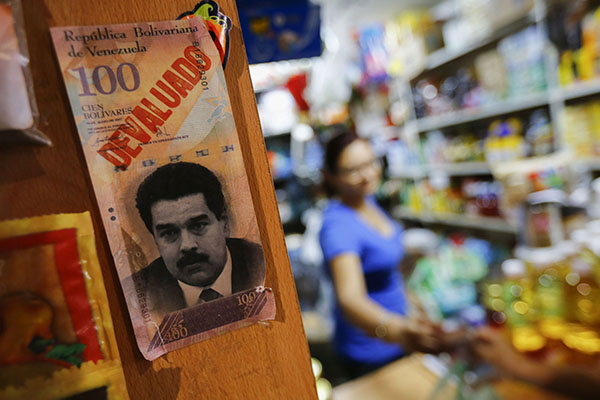 Aviso en un comercio de la moneda venezolana devaluada. Foto: MIGUEL HERNÁNDEZ