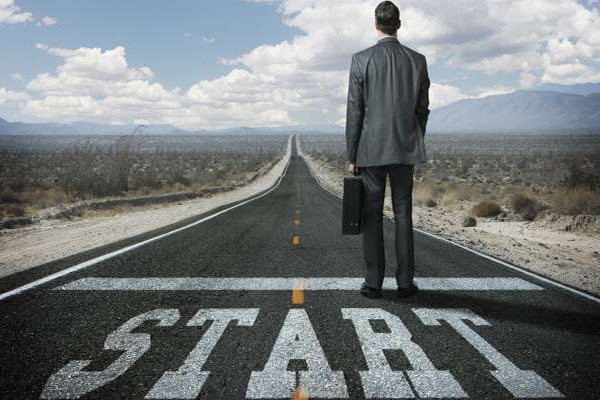 Emprendedor ante el incierto camino de su aventura empresarial.