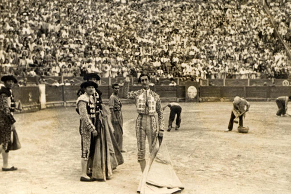 Saludando con su último trofeo en Alicante en la corrida del día de San Pedro de 1947. Foto: Archivo Municipal de Alicante. Colección Sánchez