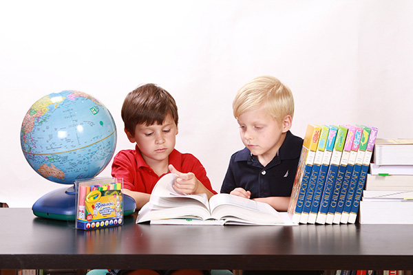 Niños estudiando. Foto: Pixabay