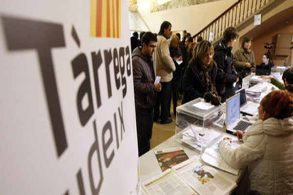 Momento de la pasada consulta soberanista catalana del 9 de noviembre de 2014. Foto: anticapitalistes.net