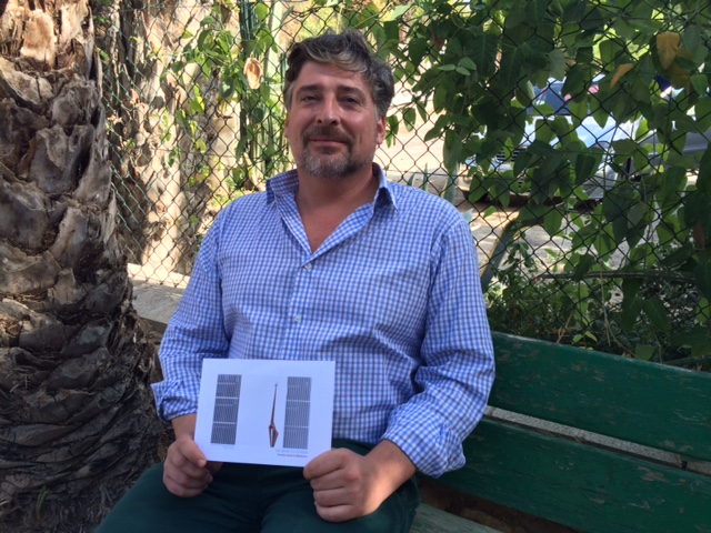 Mart&iacute;n Sanz con su libro "La gran olvidada. Postales desde la Albufereta". Foto: redacci&oacute;n HdL