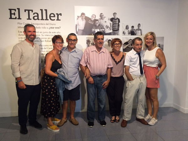 Pilar Cort&eacute;s, tercera por la derecha, con participantes del taller "&iquest;Me ves?" del Centro San Rafael. Foto: Redacci&oacute;n