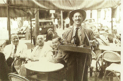 Vendedor ambulante en una terraza de Alicante de 1946. Foto: Colección Francisco Sánchez. Archivo Municipal de Alicante