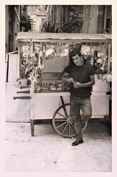 Carrito ambulante de pipas y dulces en una calle de Alicante.