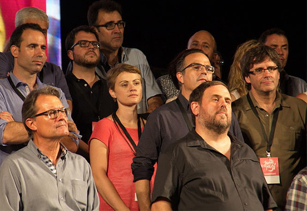 Artur Mas, Oriol Junqueras y Carles Puigdemont en el acto de presentación de la candidatura de Junts pel Si, en agosto de 2015. (Fuente: wikipedia).