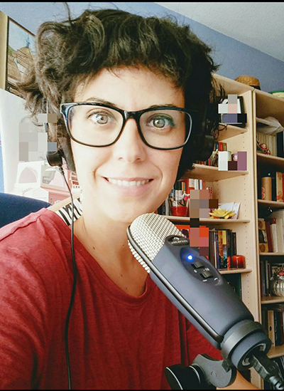 La periodista Èlia Armero en su casa prepara La Teua Ràdio.