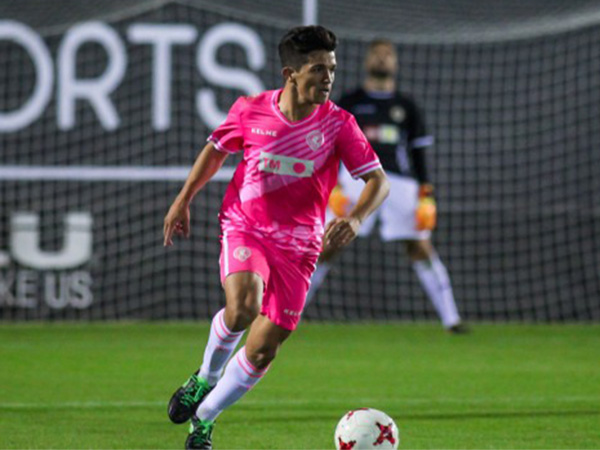 Un jugador del Hércules CF se dispone a lanzar el balón. Foto: Hércules CF