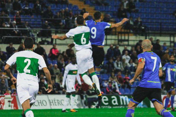 Encuentro entre dos jugadores del Hércules CF y el Elche CF en el derbi celebrado en la capital alicantina. Foto: Hércules CF