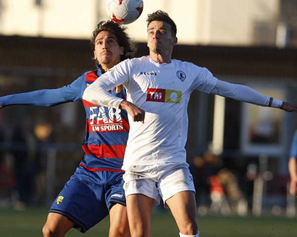 Jugadores del Hércules CF y el Llagostera disputan el balón en el partido. Foto: Hércules CF