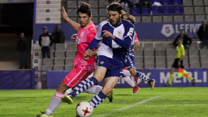 Un jugador del Hércules CF disputa el balón a un contrario del Sabadell. Foto: Hércules CF