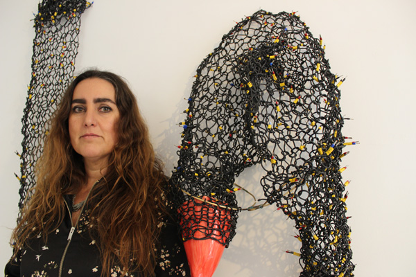 Susana Guerrero con su obra "El mal en tí y el mal en mí", de la exposición "Impulsos y retornos". Foto: HdL