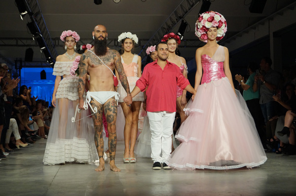 En el centro el diseñador Abel Esga en la Alicante Fashion Week. Foto: RAÚL ICARDO LLORCA