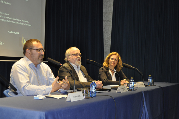 De izquerda a derecha, los periodistas Rafa Torres, Juan Fernández Elorriaga y Sonia Marco durante la conferencia. Foto: MARÍA GILABERT
