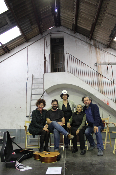 De izquerda a derecha, sentados los miembros de "Atrapa Teatro": Ana Peiró, Iván Valdelvira, Chelo Oñate y Enric Piera. De pie, detrás, Inma Serrano. Foto: S. MARCO
