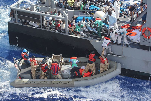 Una lancha de inmigracntes es rescatada por un barco maltés en el Mediterráneo. Foto: U.S. Navy