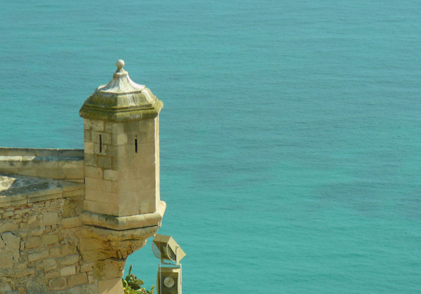 El mar Mediterráneo desde el castillo de Santa Bárbara. Foto: Wikimedia