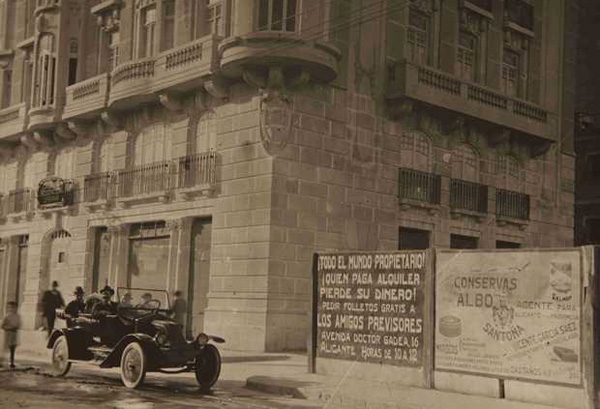 Automovilistas por la carretera de la Explanada, con la casa Lamaignère al fondo. Los carteles delimitan el solar de la futura casa Carbonell. (AMA)