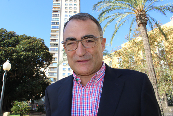 Josep Bernabeu en el paseo de Canalejas de Alicante. Foto: S. MARCO