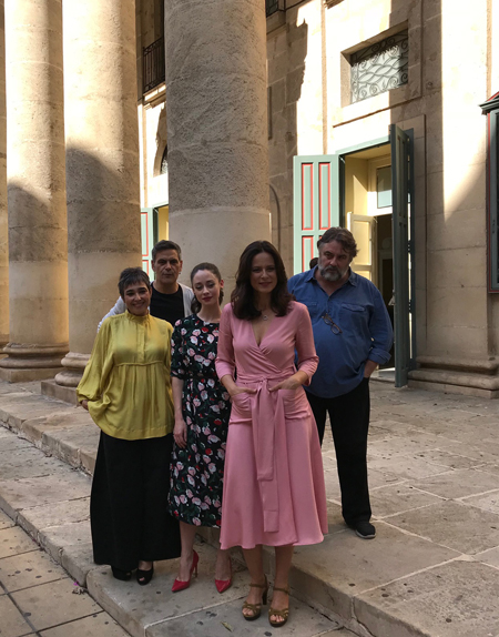 De izqda. a dcha., Ana Isabel Díaz, Roberto Enríquez, Elena Rivera, Aitana Sánchez Gijón y Andrés Lima, actores y director de "La vuelta de Nora". Foto: S. MARCO