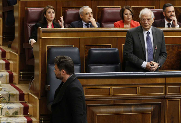 Borrell observa a Rufián mientras sale del Congreso de los Diputados tras su expulsión. Foto: RTVE