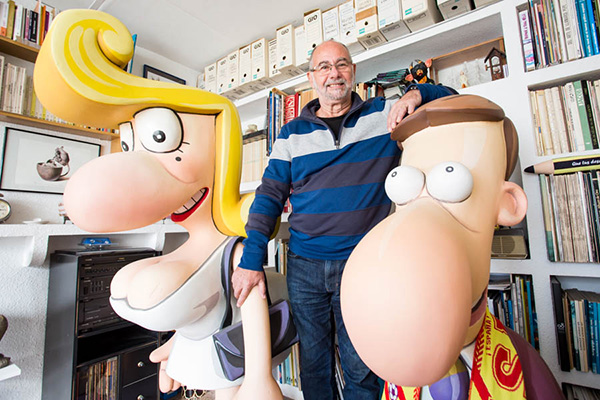 Enrique Pérez Penedo en su estudio con dos ninots de sus personajes. Foto: JOAQUÍN P. REINA