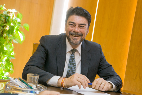 Luis Barcala, alcalde de Alicante, en su despacho. Foto: ERNESTO CAPARR&Oacute;S.
