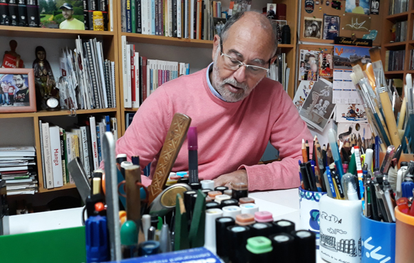 Enrique en su estudio trabaja una nueva viñeta. Foto: ALEX GUILLÉN