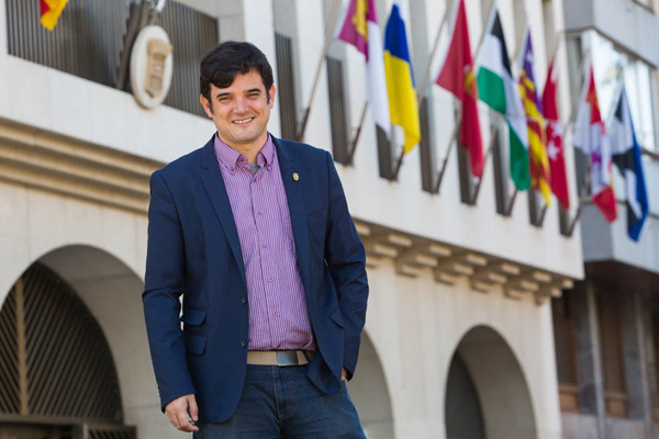 Jaime Albero frente al Ayuntamiento de Sant Joan. Foto: J. P. REINA