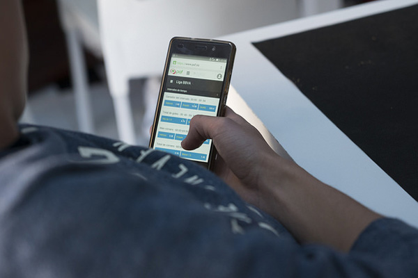 Joven consulta sus apuestas en su smartphone. Foto: PAF Games Sport Casino, para Flickr