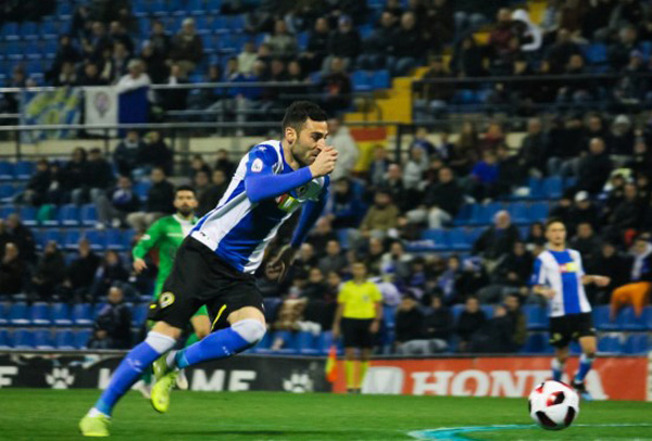 Un jugador del Hércules CF en momento de ataque durante el partido contra el Cornellá. Foto: Hércules CF