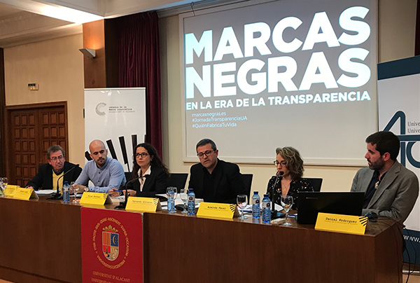 Momento de la presentación del libro "Marcas Negras en la era de la transparencia", con algunos de sus autores y el director de la publicación Fernando Olivares, en el centro. Foto: S. MARCO