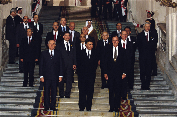 Dirigentes mundiales en el Palacio Real de Madrid, durante la Conferencia de Paz de 1991. 