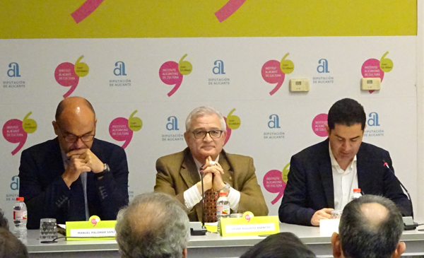 De izquierda a derecha, Manuel Palomar, rector de la UA; Cesár Augusto Asencio, diputado de Cultura de la Diputación de Alicante; y Antonio Francés, alcalde de Acoy, durante el seminario sobre Juan Gil-Albert. foto: R. PALMERAL.